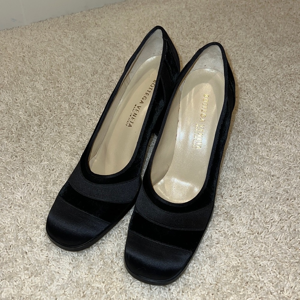 Bottega Veneta square toe satin and velvet high heel shoes. 91/2 made in Italy